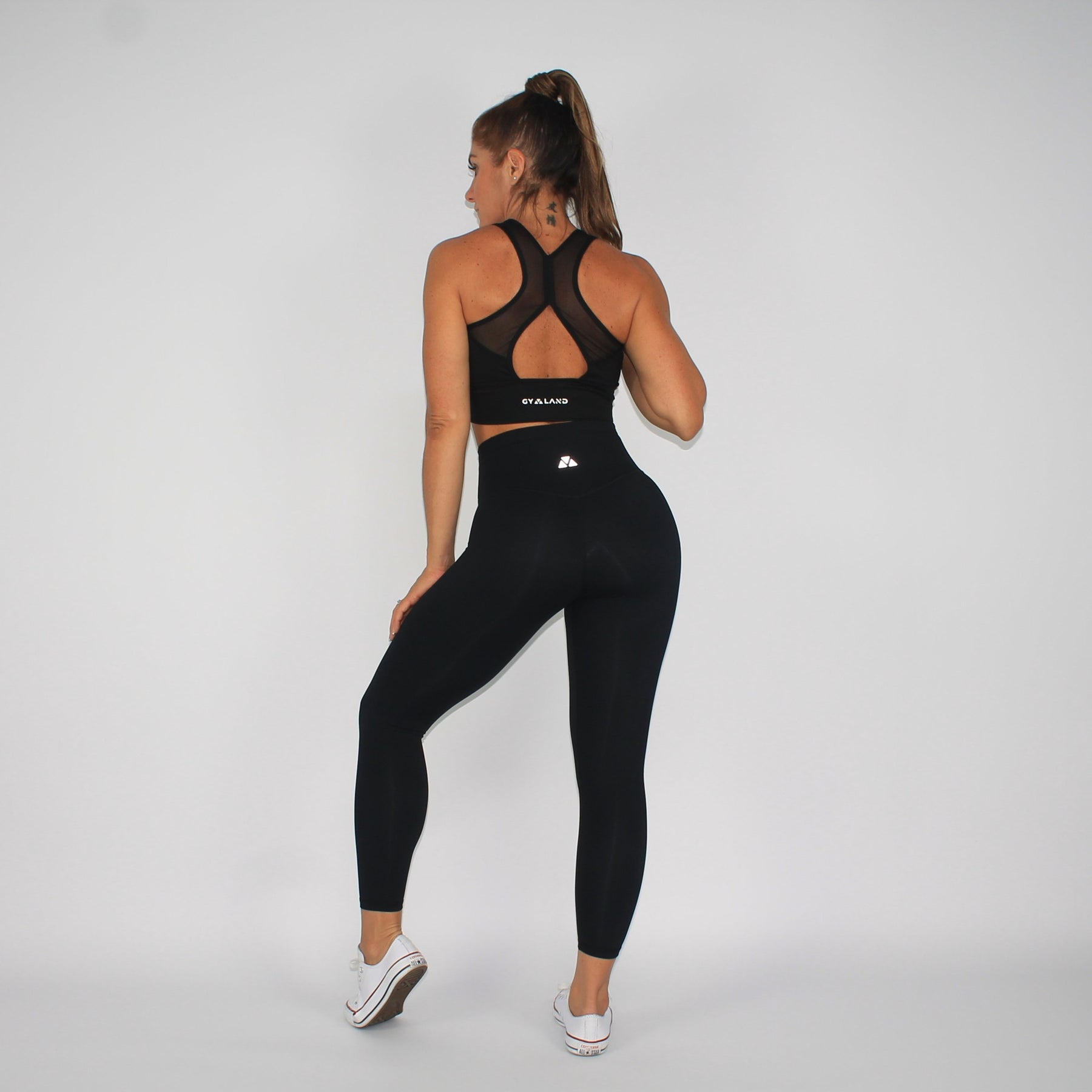 https://gymlandsportswear.com/cdn/shop/products/contrast-v-mesh-contour-bra-black-leggings-black-back-full-set_1800x1800.jpg?v=1659165305
